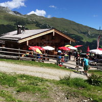 Gastgarten der Almhütte